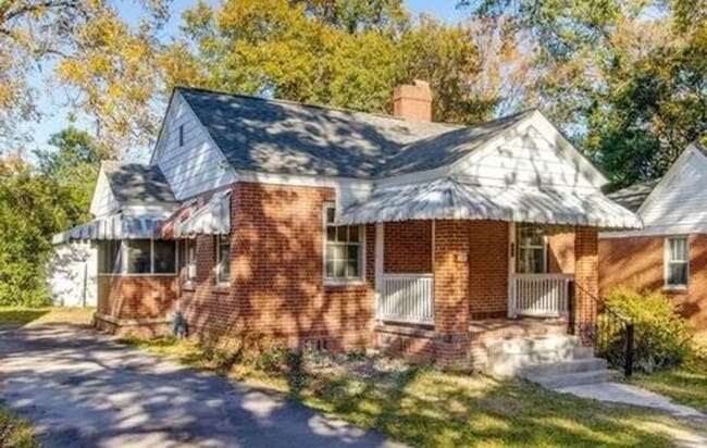 Cozy 2bd/1ba brick cottage near downtown C... - Cozy 2bd/1ba brick cottage near downtown C... House