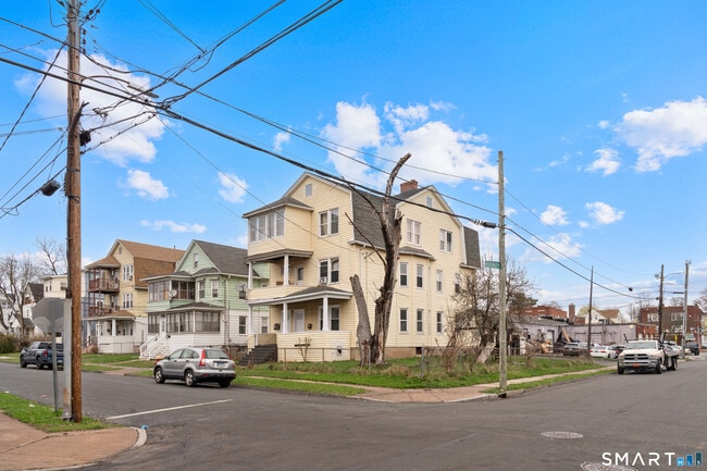 Photo - 30-32-32 Fenwick St