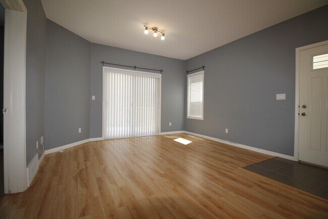 Photo - 16119-16141 141 St NW