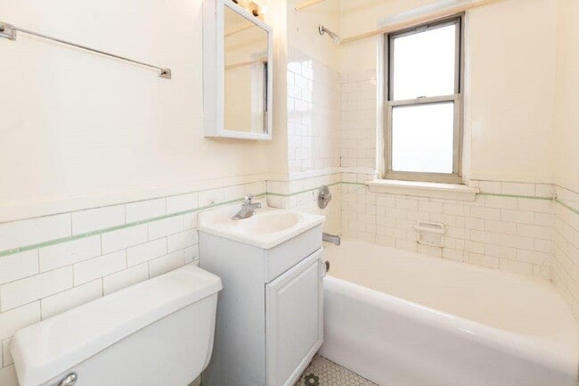 03 Baño - 4521 N. Malden St.