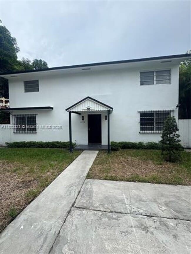 Building Photo - 3240 SW 22nd Terrace Unit 3240 SW 22nd Ter  2