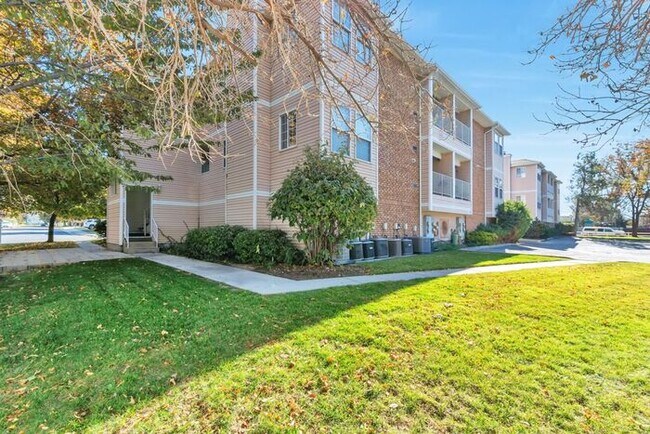Great Location - Leafy Sandy Condo