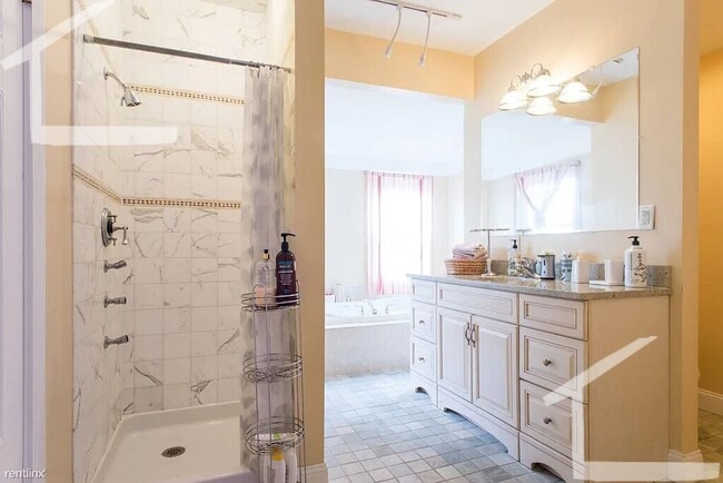 Building Photo - Top-notch and stunning apartment