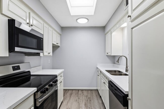 Building Photo - 2744 Briarhurst Dr Unit 49