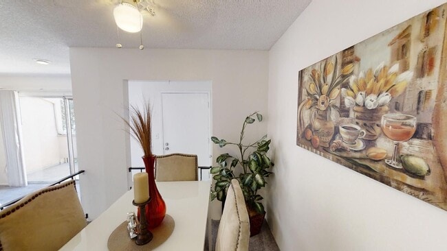 Building Photo - Large Studio Condo/ Perfect Location