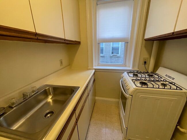 Building Photo - 12 Woodstock Ave Unit 5 Rental