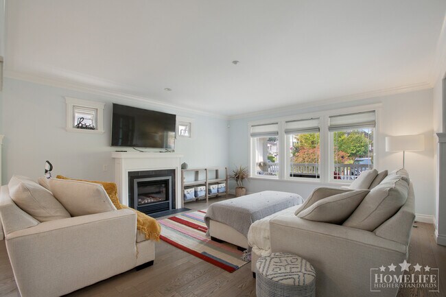 Photo - East Beach House, Located a Short Walk to ... Unit House