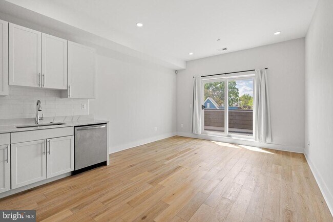 Photo - 1130 Penn St NE Unit 6