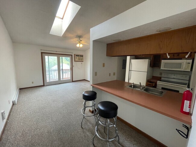 Entryway - Leslie Manor Apartments