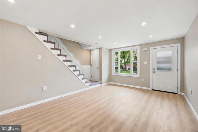 Photo - 925 Maple Ave