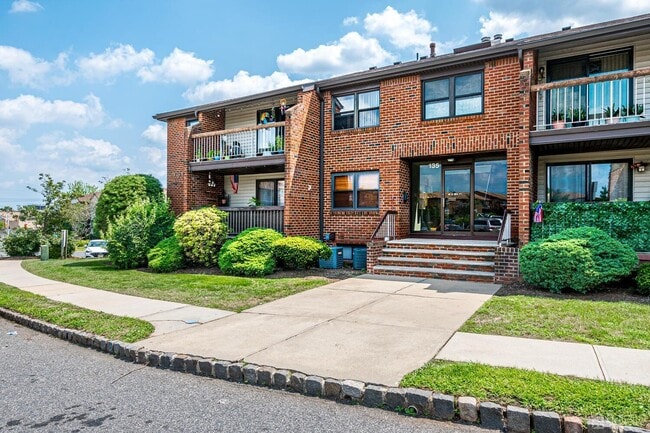 135 Beverly Hl Ter