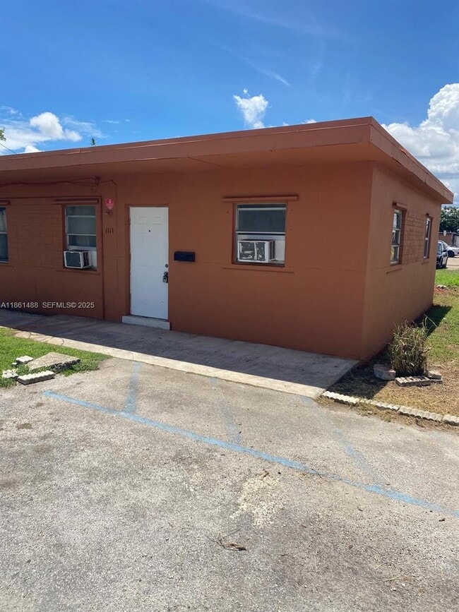 Photo - 1111 SW 2nd St Unidad 1111