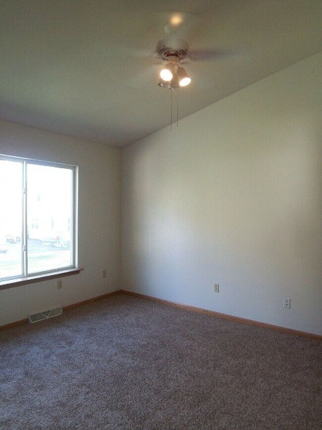 Photo - Open Concept 3BD/2.5BA Bi-Level Townhouse Unit 6274