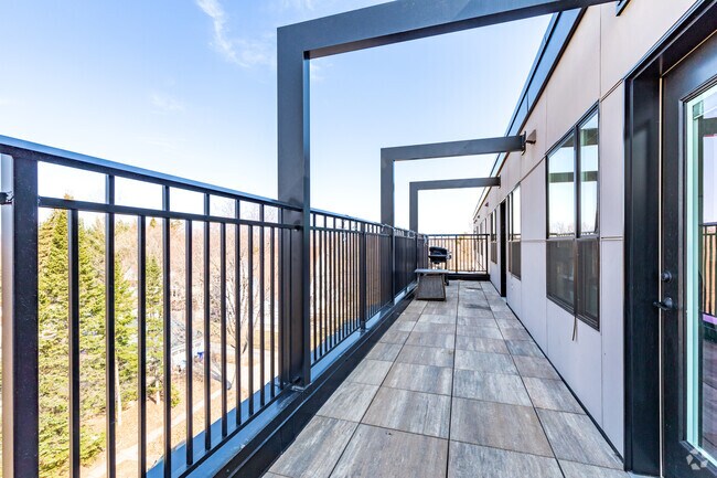 4BR, 2BA - 1800SF - Penthouse
