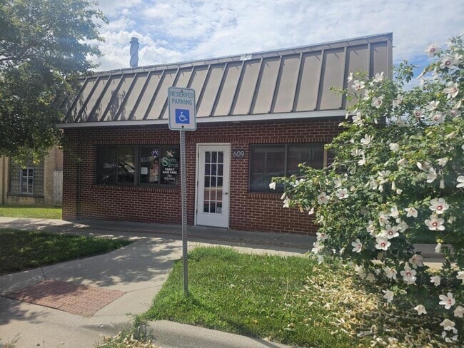 Building Photo - 609 High St Rental