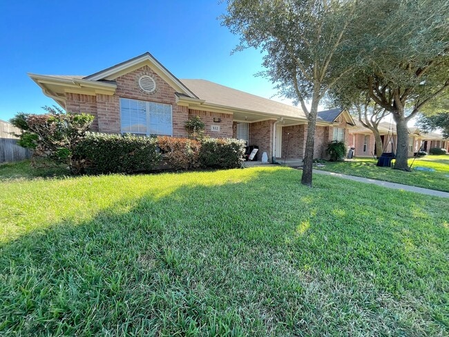 Building Photo - AUGUST PRE-LEASE!! 3 Bed/3 Bath Duplex in ...