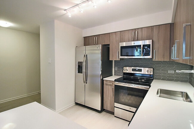 Photo - 899 S Ashland Ave Unit 304