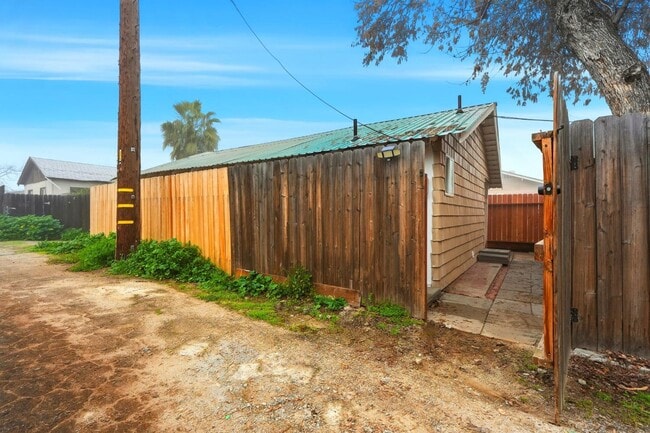 Photo - 910 Kaweah St