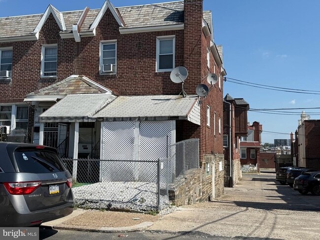 Building Photo - 1437 Greeby St Unit 1ST FLOOR Rental