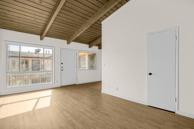Building Photo - 7521 S Crenshaw Blvd Unit 7525-4a