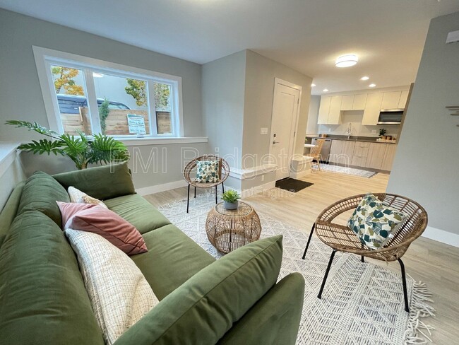 Building Photo - 5886 SE 46th Ave Unit B