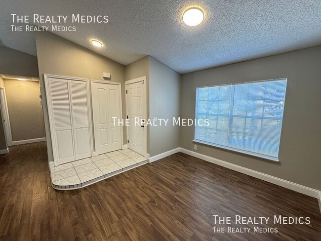 Photo - 313 Azincourt Ln