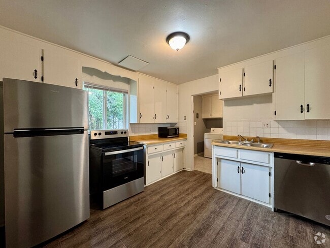 Building Photo - 3 Bedroom Home Walking distance to Sloan L...