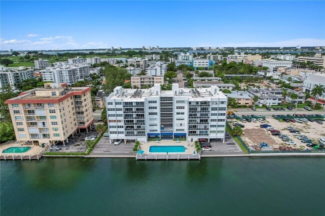 Photo - 9381 E Bay Harbor Dr Unidad 301N