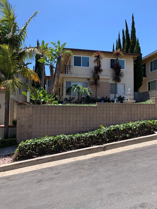 Building Photo - 437 Unit 3