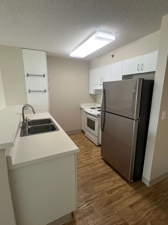 Building Photo - Country Club Village 6 - 2 Bedroom 1 Bath 2 Parking with Washer/Dryer in Unit 804