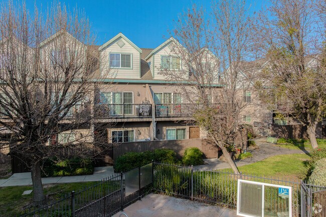 Alternar - Magpie Creek Condominiums