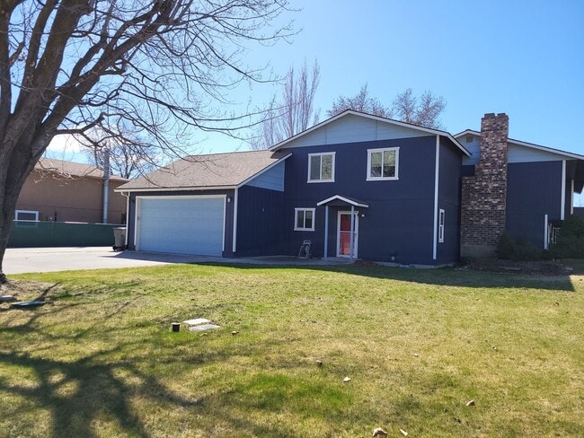 Photo - 1872 Alder Ave