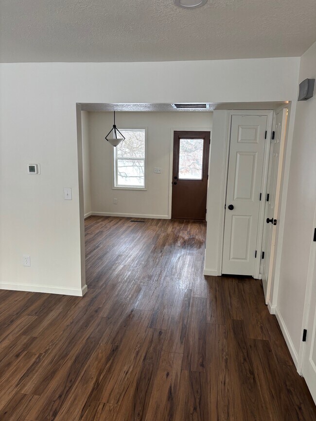 Building Photo - 75 Lane 265 Lake James Unit #8