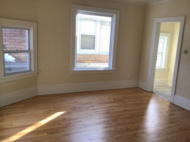Building Photo - 3213-15 N Booth St Unit 3215-upper Rental