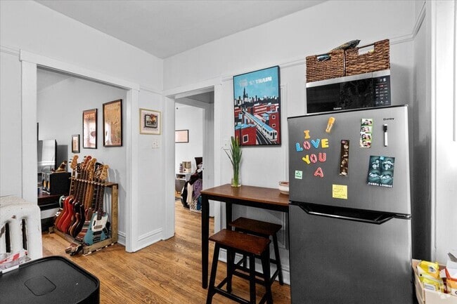 Building Photo - 652 W Oakdale Ave Rental