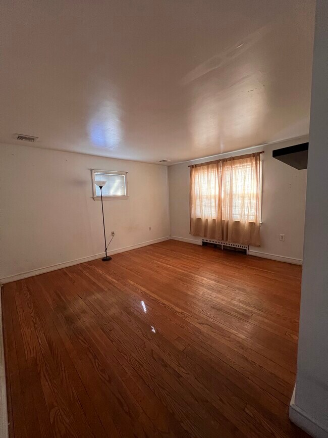 Photo - 72 Carlton St