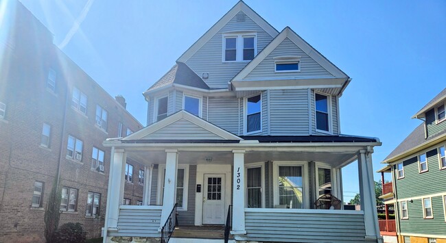 Building Photo - 1302 W 116th St Unit 2nd Fl Rental