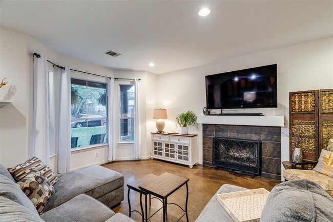 Photo - 713 W 35th St