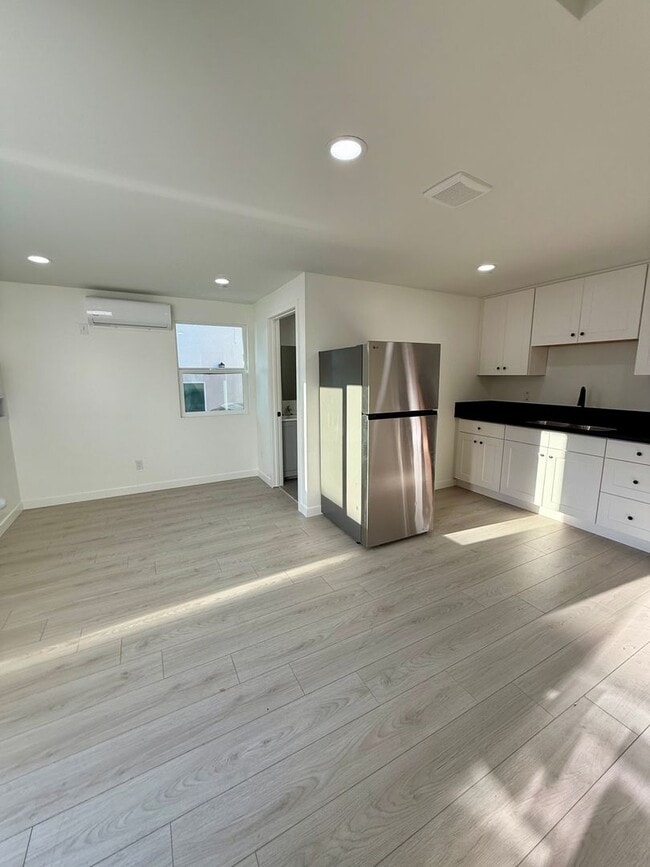845 1/2 W 76th St