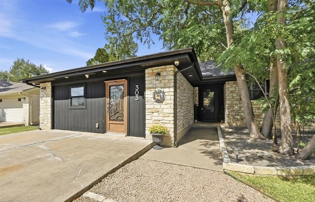 303 Pin Oak Dr