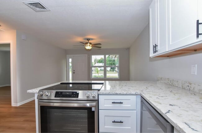 Photo - 423 SE Parkway Dr