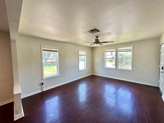 Photo - 5222 Avenue O