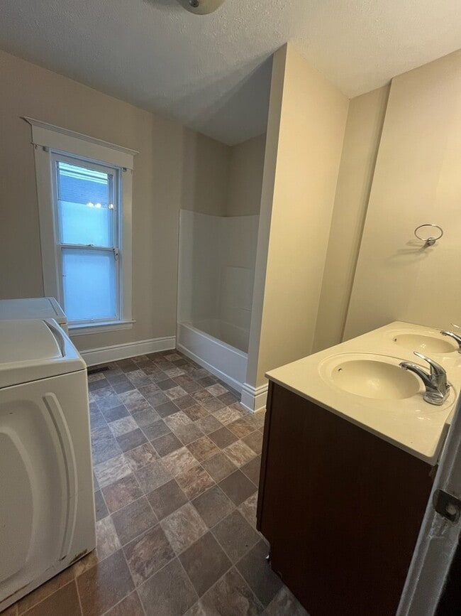 Photo - 154 Straight Ave SW