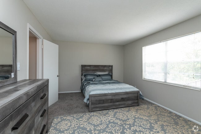 1BR, 1BA - 815SF