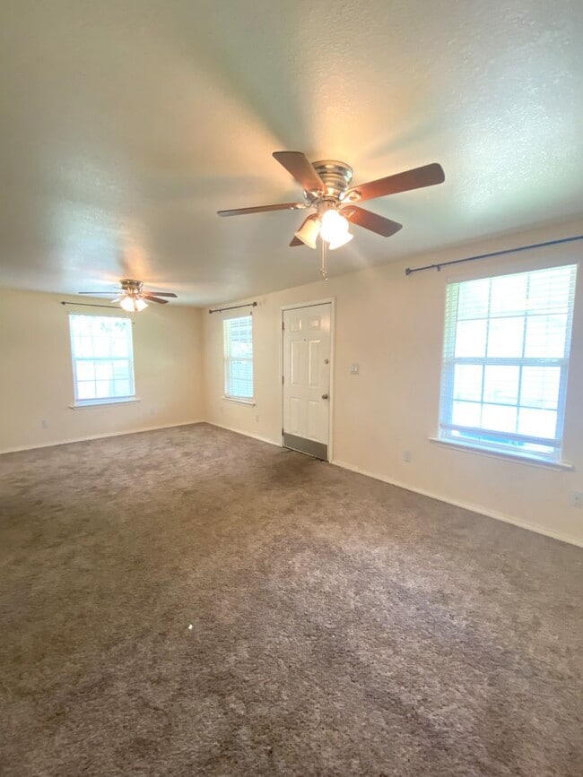 Photo - Studio Garage Apt in NW OKC YOUNGS ENGLEWOOD ADD Unit Garage Apartment