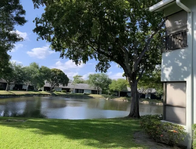 4033 Carambola Cir N