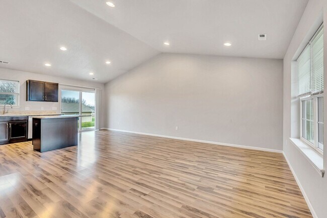 Photo - 5483 Summerland Drive