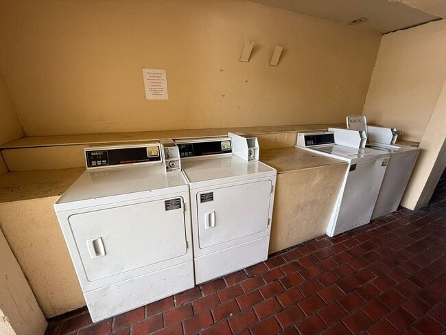 Photo - Best Deal in the Area! Newly renovated studio apartments - all utilities included! Unidad 1080