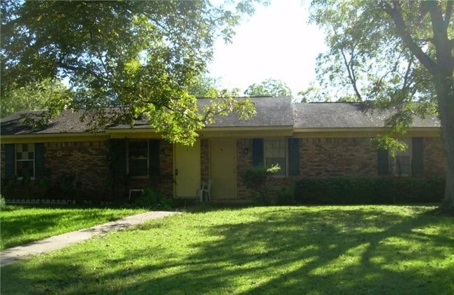 Building Photo - 1124 University St Rental