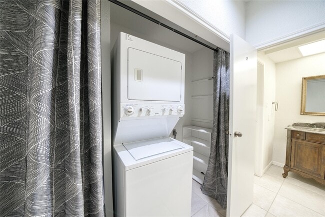 Building Photo - 11711 Memorial Dr Unit 573